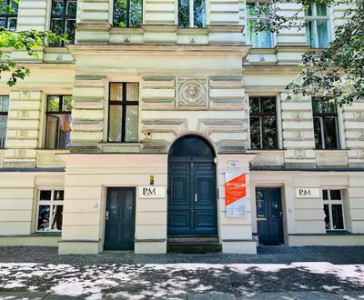 Eine Fassade oder ein Eingang zu Prestige suites