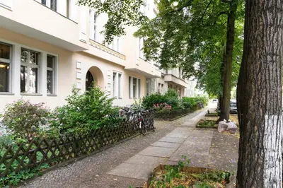 Ein Garten an der Unterkunft Homely loft style Apartment in Berlin Wilmersdorf