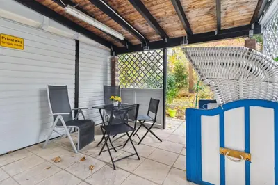 Ein Patio oder anderer Außenbereich in der Unterkunft Vorstadtoase - 3 Personen - Apartment mit Queensize-Bett, Badewanne, Schlafcouch, Parken, Netflix, Nähe BER