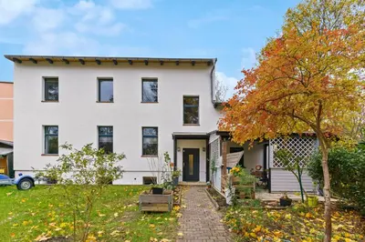 Ein Garten an der Unterkunft Vorstadtoase - 3 Personen - Apartment mit Queensize-Bett, Badewanne, Schlafcouch, Parken, Netflix, Nähe BER