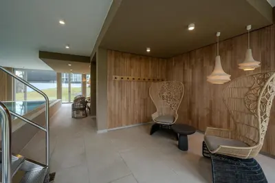 Ein Sitzbereich in der Unterkunft Marina Apartment Seeblick mit Pool und Sauna