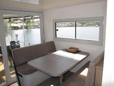 Ein Sitzbereich in der Unterkunft Hausboot HANNA HENN100