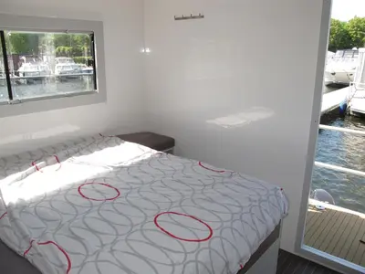 Ein Bett oder Betten in einem Zimmer der Unterkunft Hausboot MAX HENN101