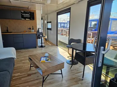 Ein Sitzbereich in der Unterkunft Luxuriöses Hausboot SeaSide NEU!!!