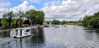 Blick auf einen Fluss in der Nähe der Kreuzfahrt
