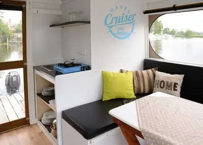 Ein Sitzbereich in der Unterkunft HAVEL-Cruiser Hausboot-Flöße mit Stil