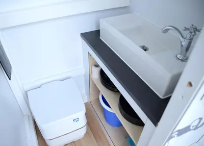 Ein Badezimmer in der Unterkunft HAVEL-Cruiser Hausboot-Flöße mit Stil