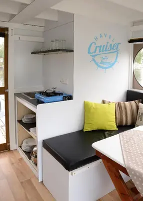 Ein Sitzbereich in der Unterkunft HAVEL-Cruiser Hausboot-Flöße mit Stil