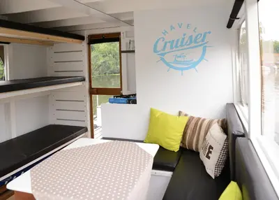Küche/Küchenzeile in der Unterkunft HAVEL-Cruiser Hausboot-Flöße mit Stil