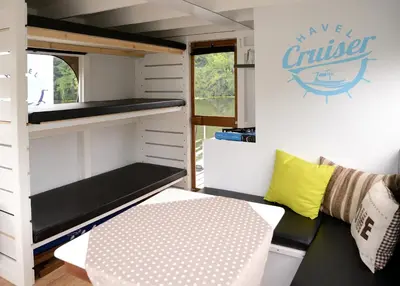 Ein Bett oder Betten in einem Zimmer der Unterkunft HAVEL-Cruiser Hausboot-Flöße mit Stil