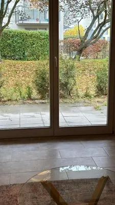 Ein Garten an der Unterkunft Ruhige Wohnung mit Garten