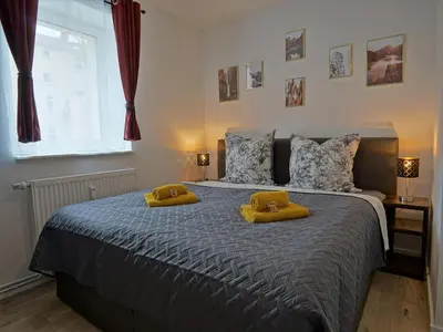 Ein Bett oder Betten in einem Zimmer der Unterkunft Hogulu - 3 - RAUM - App 27 mit Balkon direkt im Zentrum