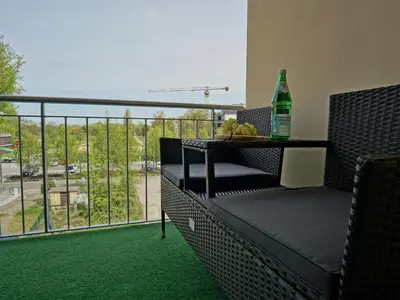 Ein Balkon oder eine Terrasse in der Unterkunft Hogulu - 2 - RAUM - App 26 mit Balkon in der Nähe der Jahrtausendbrücke