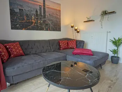 Ein Sitzbereich in der Unterkunft Hogulu - 2 - RAUM - App 26 mit Balkon in der Nähe der Jahrtausendbrücke
