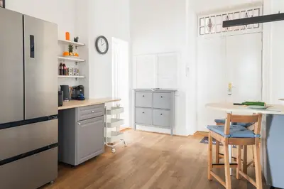 Küche/Küchenzeile in der Unterkunft KAISER 04 by ROCKCHAIR Apartments l SUPERHOST Status l 3 Bedrooms Boxspringbeds 2 Bathrooms l Cozy Family & Business Flair 155 sqm 3 Balcony 4th Floor Elevator up to 10 guests welcomes you!
