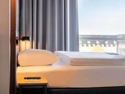 Ein Bett oder Betten in einem Zimmer der Unterkunft B&B HOTEL Berlin-Adlershof