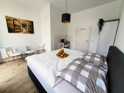 Ein Bett oder Betten in einem Zimmer der Unterkunft Hogulu - 2 - RAUM - App 23 mit Balkon im Herzen der Altstadt