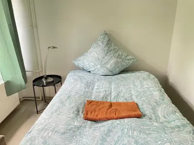Ein Bett oder Betten in einem Zimmer der Unterkunft Hotel Dada Art Berlin 2-Bettzimmer