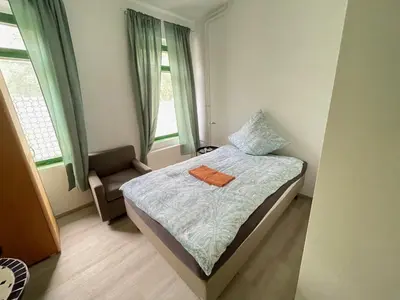 Ein Bett oder Betten in einem Zimmer der Unterkunft Hotel Dada Art Berlin 2-Bettzimmer