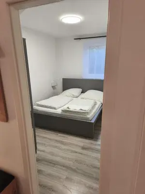 Ein Bett oder Betten in einem Zimmer der Unterkunft FeWo am Straussee in Strausberg