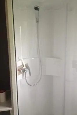 Ein Badezimmer in der Unterkunft Apartment Mobilheim Lagune IV in Lychen by Interhome