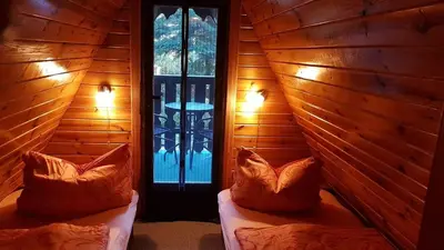 Ein Sitzbereich in der Unterkunft Finnhütte am Lübbesee