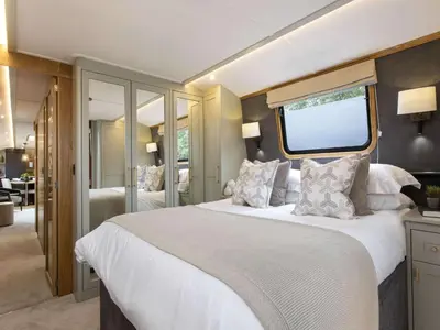 Ein Bett oder Betten in einem Zimmer der Unterkunft schwimmendes Wohnboot in Berlin