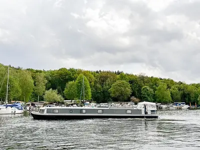Naturlandschaft in der Nähe des Bootes