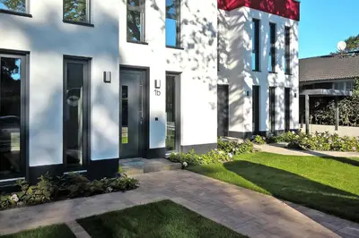 Das Gebäude in dem sich das Ferienhaus befindet