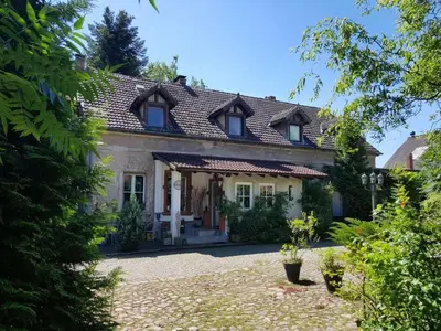 Ein Garten an der Unterkunft Ehemalige Bibliothek Apartment für 2 mit Küche Kamin Netflix Parken und Hofladen
