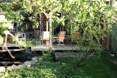 Ein Garten an der Unterkunft Große Wohnung / Haushälfte in Peetzig am See