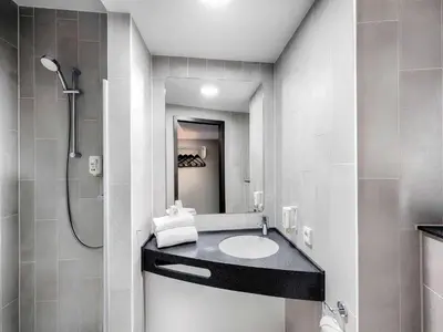 Ein Badezimmer in der Unterkunft B&B Hotel Berlin City-West