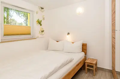 Ein Bett oder Betten in einem Zimmer der Unterkunft Bungis - 28 Ferienhäuser Am Grimnitzsee G6