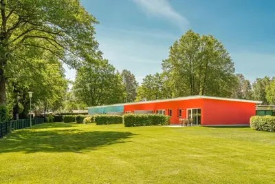 Ein Garten an der Unterkunft Bungis - 28 Ferienhäuser Am Grimnitzsee G7