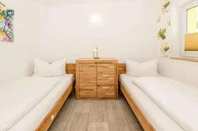 Ein Bett oder Betten in einem Zimmer der Unterkunft Bungis - 28 Ferienhäuser Am Grimnitzsee G7