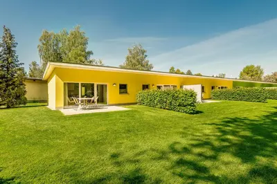 Ein Garten an der Unterkunft Bungis - 28 Ferienhäuser Am Grimnitzsee G1
