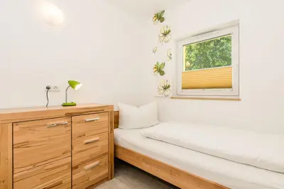 Ein Bett oder Betten in einem Zimmer der Unterkunft Bungis - 28 Ferienhäuser Am Grimnitzsee G2