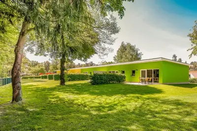 Ein Garten an der Unterkunft Bungis - 28 Ferienhäuser Am Grimnitzsee G2