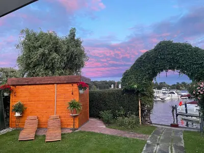 Ein Garten an der Unterkunft Schiffspension Luise