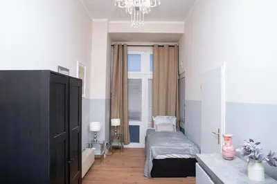 Ein Bett oder Betten in einem Zimmer der Unterkunft BIG 4ROOMS CENTRAL CITY APARTMENT KURFÜRSTENDAMM